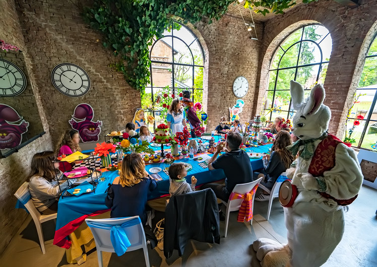 Al tavolo del cappellaio matto